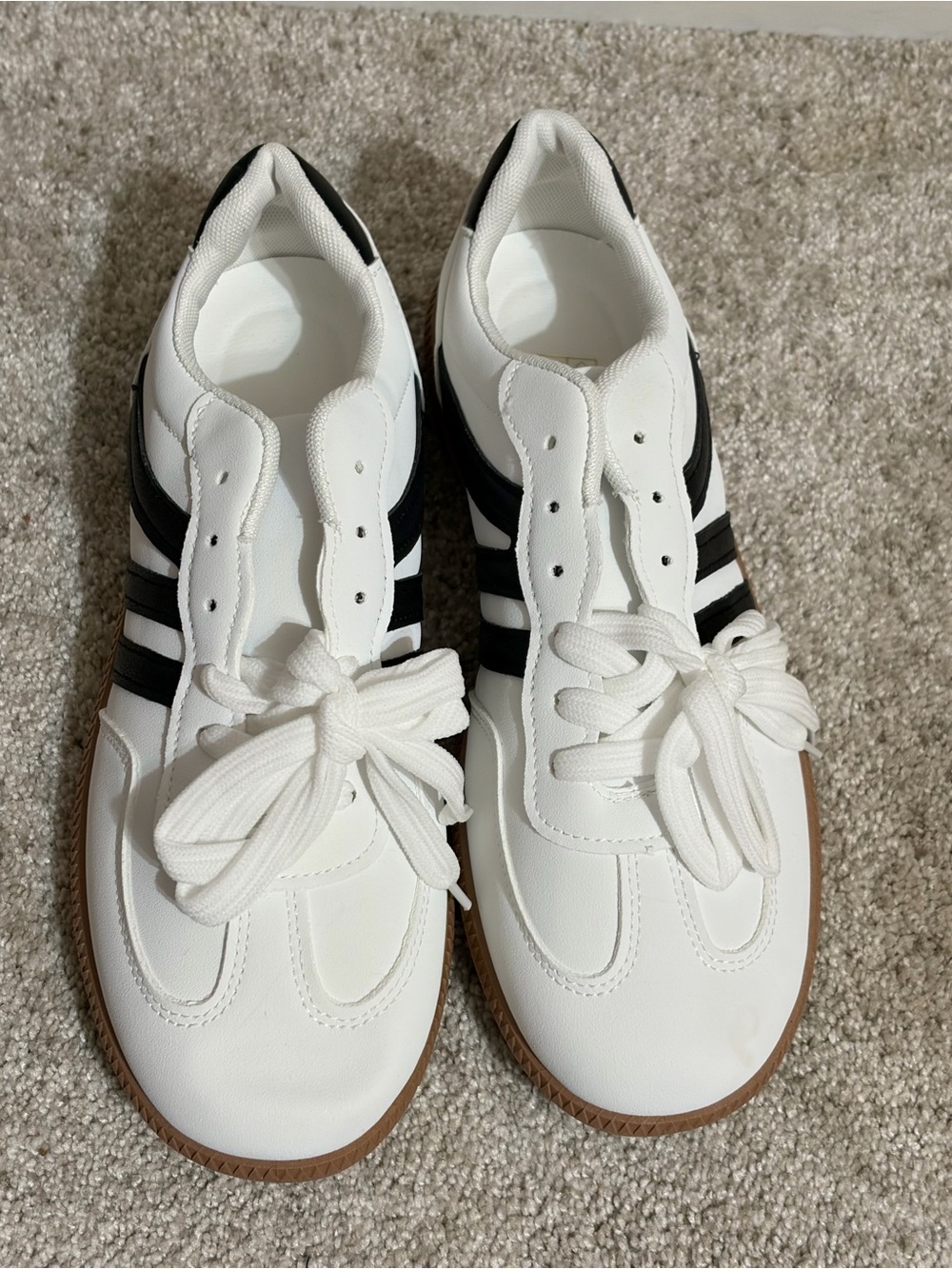 NWT. Women's White Sneakers with Black Stripes and Gum Sole. Size 41 - Picture 5 of 10